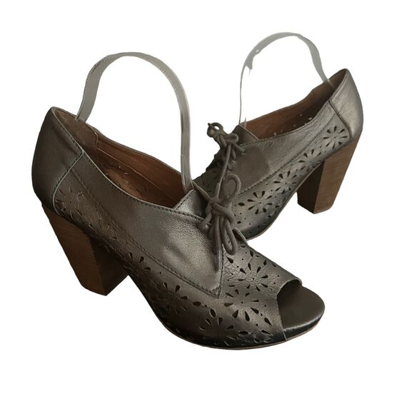 Lucky Brand Shoes - Lucky Brand Pewter Peony Laser Cut Leather Peep Toe Heels Office Party 9.5